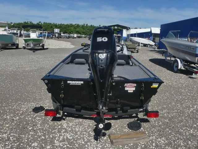 Slide: The Image of Tracker Bass Tracker Classic XL 2026 - 5