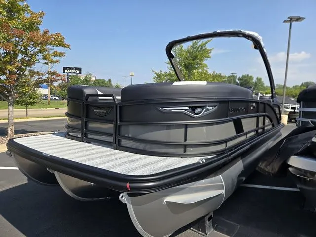 The Image of Bennington M Quad Bench 24 MFB Tritoon 2026 - 1