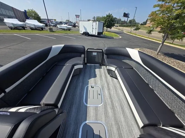 Slide: The Image of Bennington M Quad Bench 24 MFB Tritoon 2026 - 14