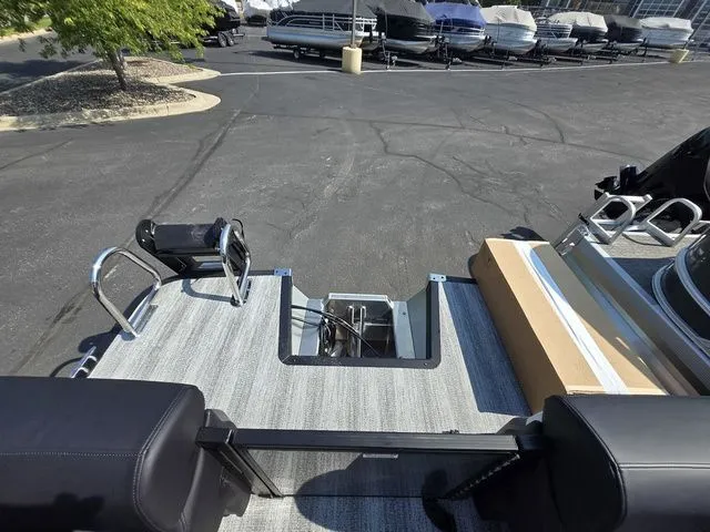 Slide: The Image of Bennington M Quad Bench 24 MFB Tritoon 2026 - 6