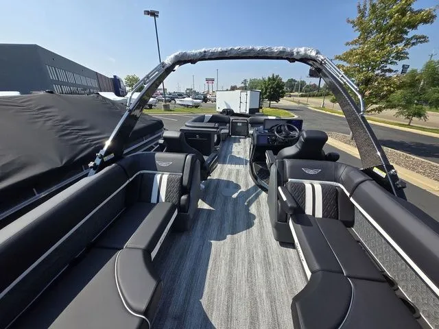 Slide: The Image of Bennington M Quad Bench 24 MFB Tritoon 2026 - 8