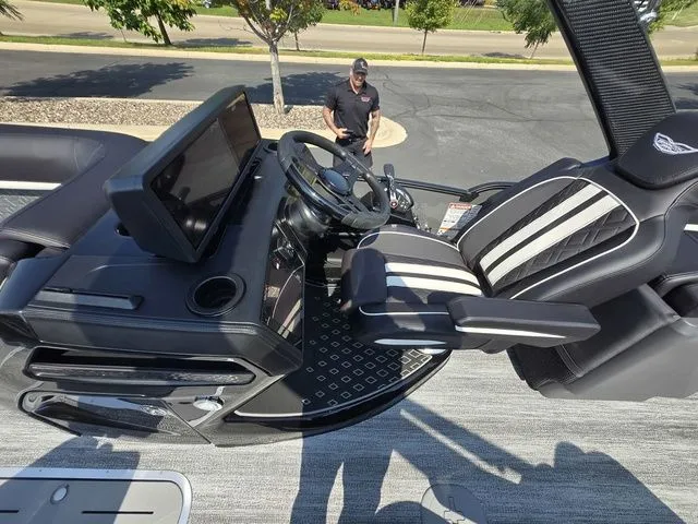 Slide: The Image of Bennington M Quad Bench 24 MFB Tritoon 2026 - 13