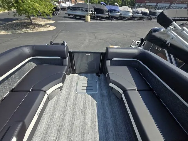 Slide: The Image of Bennington M Quad Bench 24 MFB Tritoon 2026 - 15