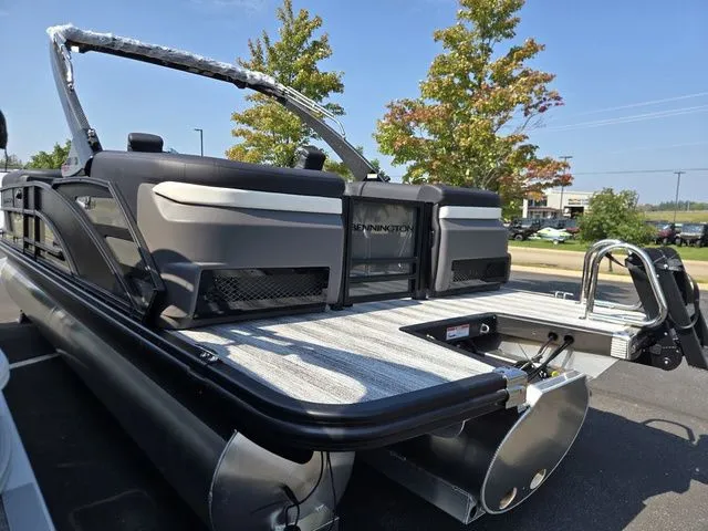 Slide: The Image of Bennington M Quad Bench 24 MFB Tritoon 2026 - 5