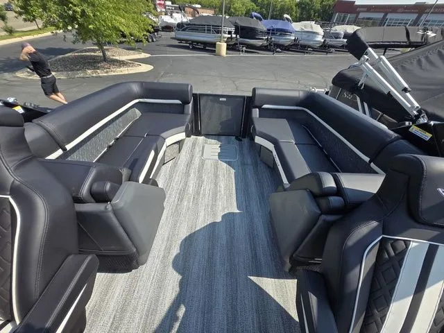 Slide: The Image of Bennington M Quad Bench 24 MFB Tritoon 2026 - 9