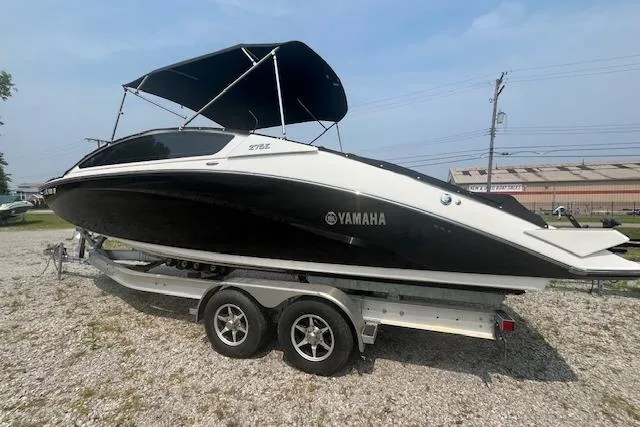 Slide: The Image of 2021 Yamaha Boats 275 SE on trailer, black and white design, outdoor setting. - 10