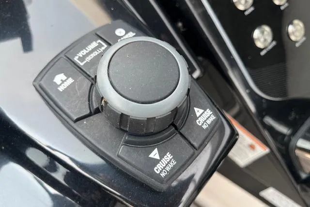 Slide: The Image of Control panel of 2021 Yamaha Boats 275 SE with volume and cruise options. - 15