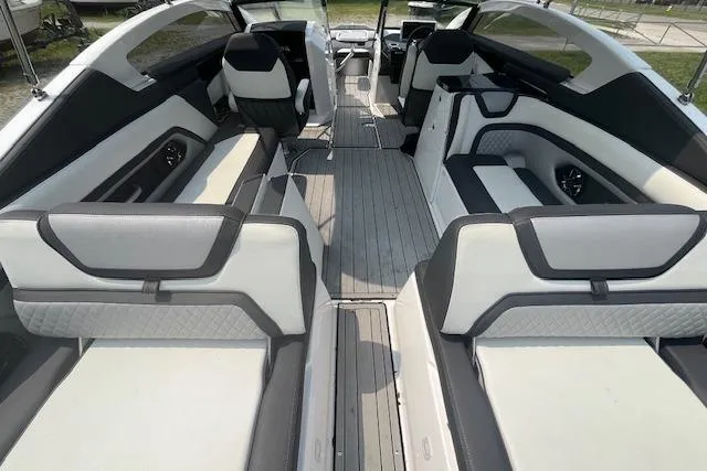 Slide: The Image of 2021 Yamaha Boats 275 SE interior with spacious seating and modern design. - 34