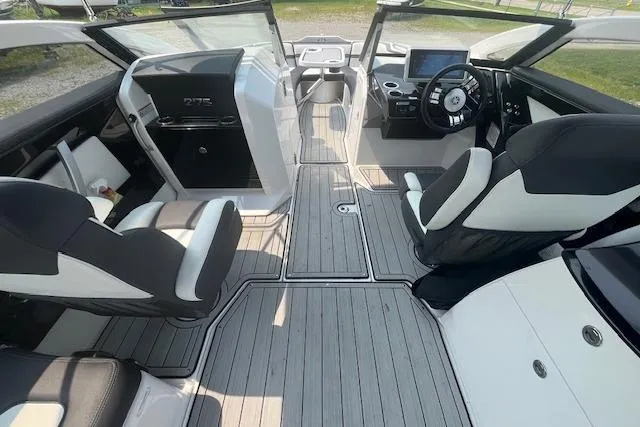 Slide: The Image of Interior of 2021 Yamaha Boats 275 SE, featuring sleek seating and modern dashboard design. - 36