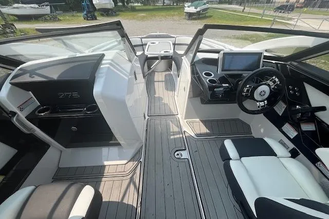 Slide: The Image of 2021 Yamaha Boats 275 SE interior with modern dashboard and seating. - 37