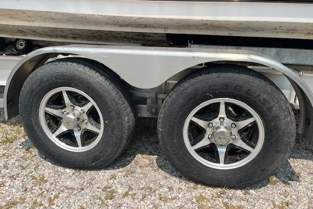 Slide: The Image of Trailer wheels of a 2021 Yamaha Boats 275 SE on gravel surface. - 41