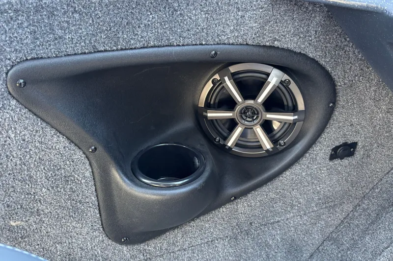 Slide: The Image of 2026 Tracker Targa V-18 WT speaker and cup holder detail. - 33