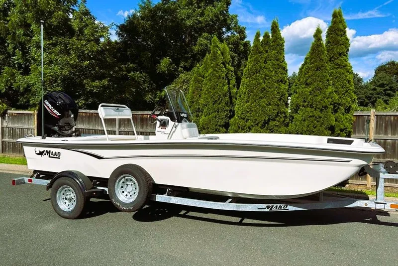 The Image of 2026 Mako Pro Skiff 17 CC boat on trailer, parked outdoors. - 0