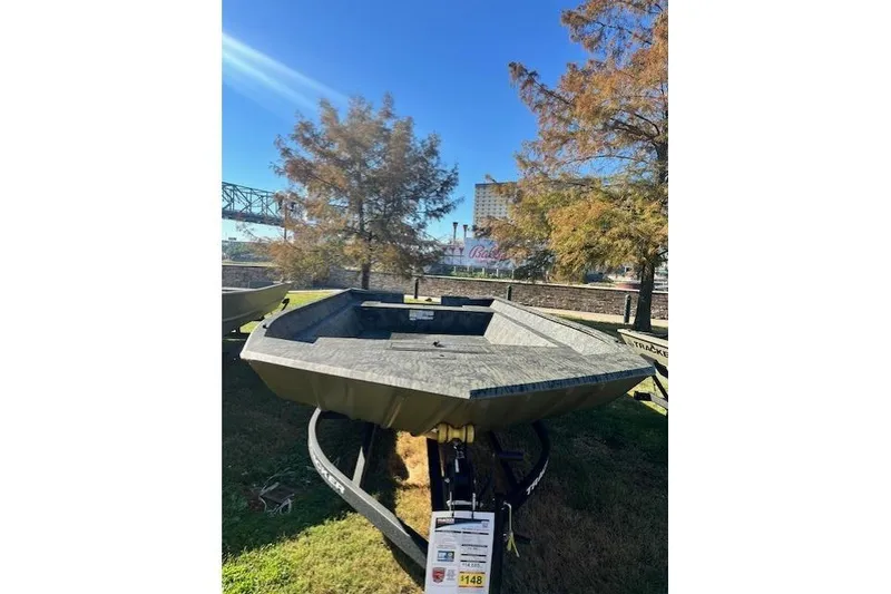 Slide: The Image of Tracker Grizzly 2072 Utility 2026 - 15