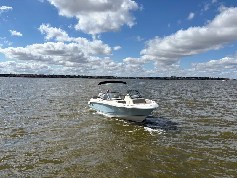 Slide: The Image of Boston Whaler 210 Vantage 2026 - 1