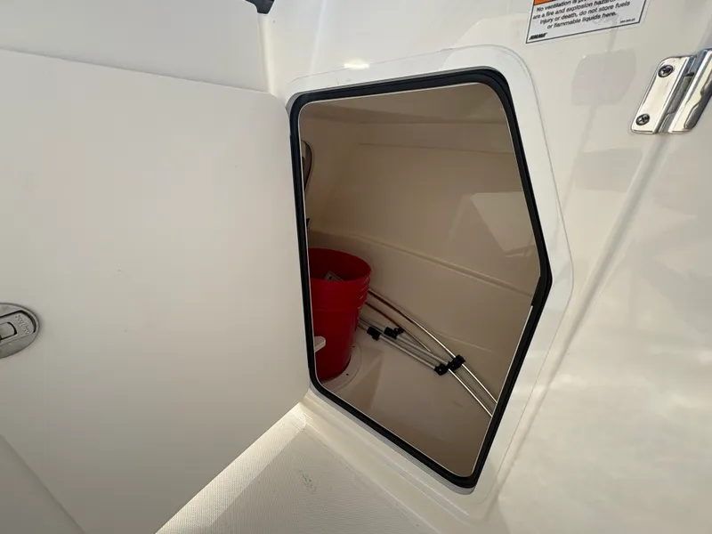 Slide: The Image of Boston Whaler 210 Vantage 2026 - 10