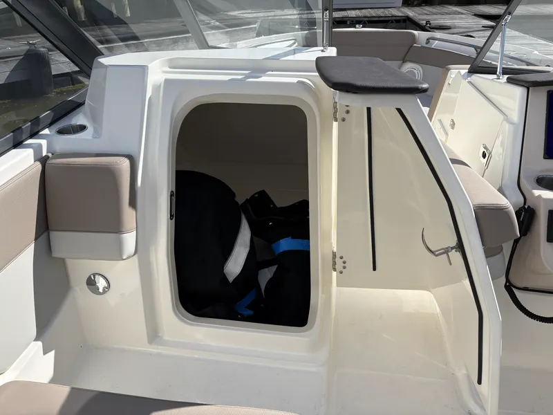 Slide: The Image of Boston Whaler 210 Vantage 2026 - 11