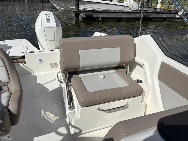 Slide: The Image of Boston Whaler 210 Vantage 2026 - 13
