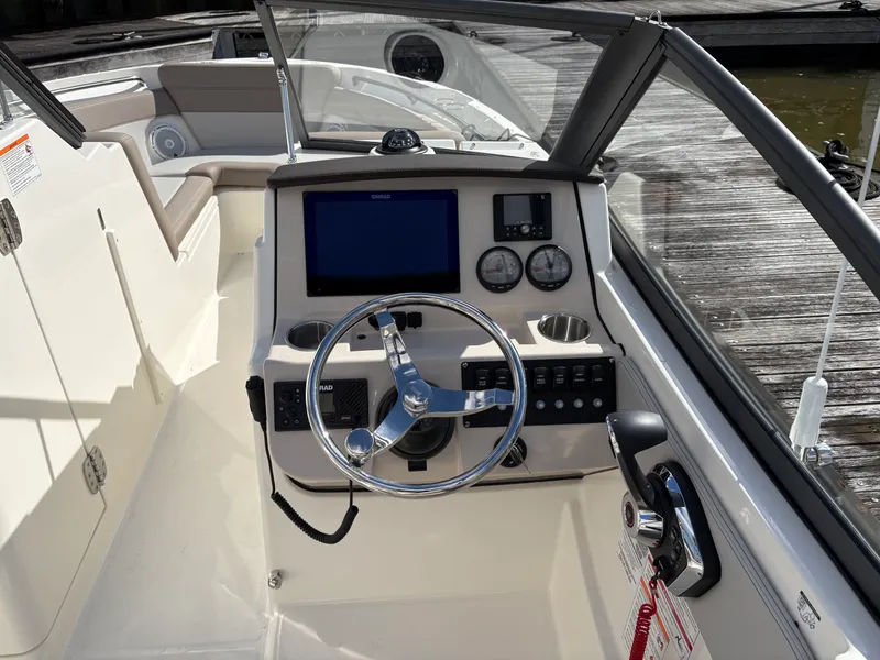 Slide: The Image of Boston Whaler 210 Vantage 2026 - 15