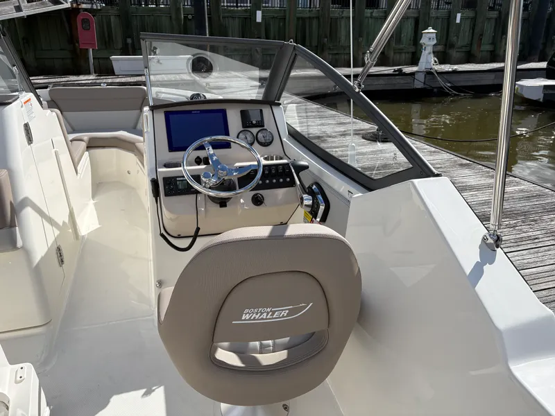Slide: The Image of Boston Whaler 210 Vantage 2026 - 16