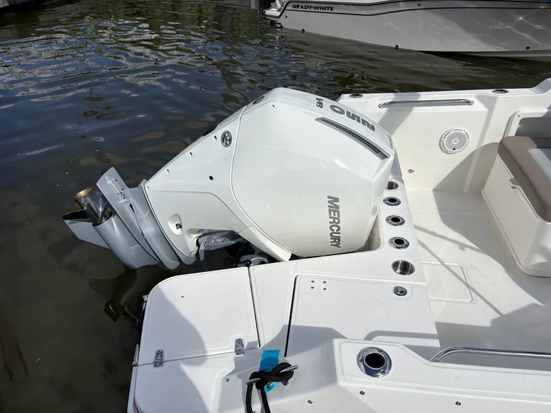 Slide: The Image of Boston Whaler 210 Vantage 2026 - 19