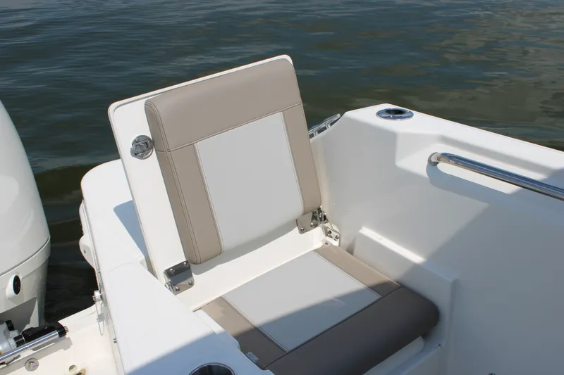 Slide: The Image of Boston Whaler 210 Vantage 2026 - 21