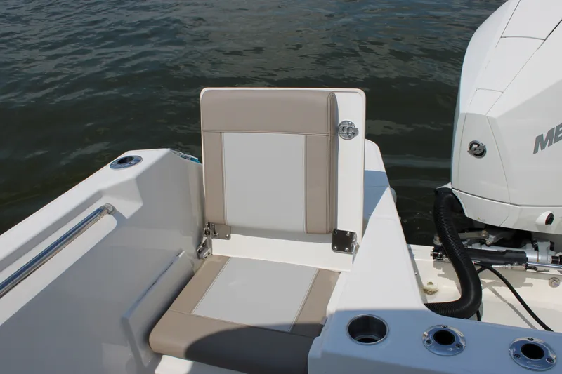 Slide: The Image of Boston Whaler 210 Vantage 2026 - 22