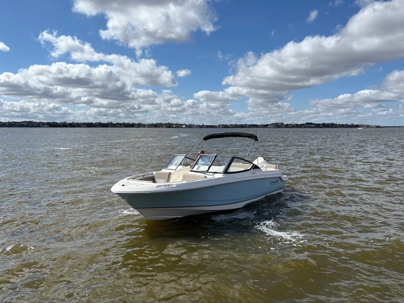 Slide: The Image of Boston Whaler 210 Vantage 2026 - 3
