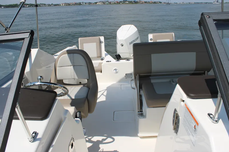 Slide: The Image of Boston Whaler 210 Vantage 2026 - 33
