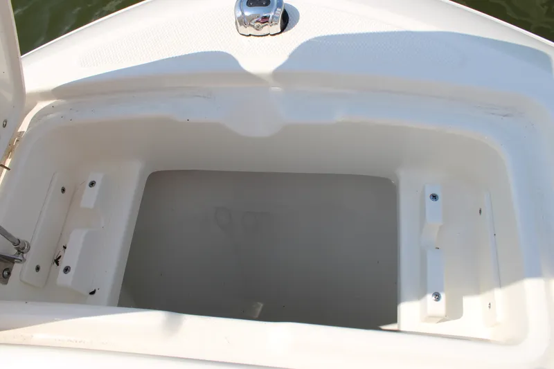 Slide: The Image of Boston Whaler 210 Vantage 2026 - 35