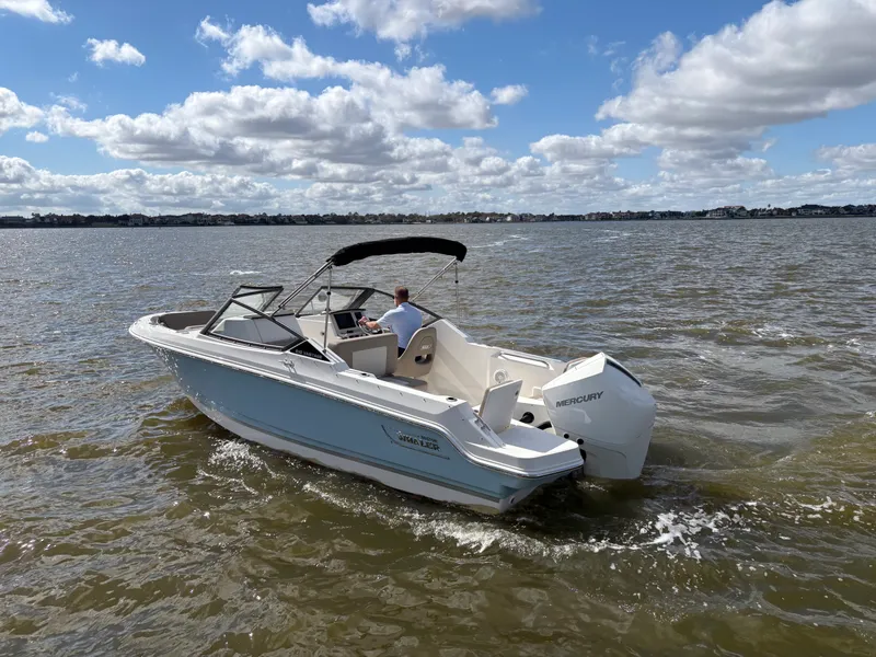 Slide: The Image of Boston Whaler 210 Vantage 2026 - 4