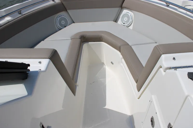 Slide: The Image of Boston Whaler 210 Vantage 2026 - 42