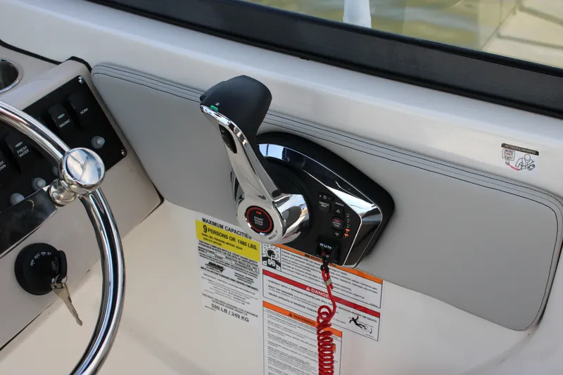 Slide: The Image of Boston Whaler 210 Vantage 2026 - 46