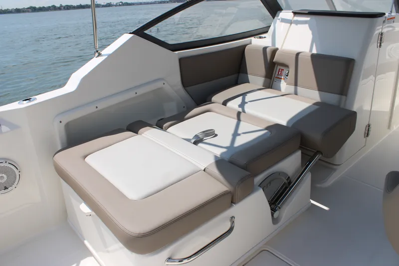 Slide: The Image of Boston Whaler 210 Vantage 2026 - 59