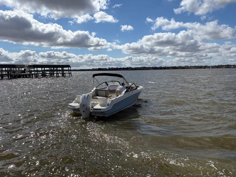 Slide: The Image of Boston Whaler 210 Vantage 2026 - 6