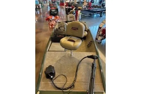 Slide: The Image of 2026 Tracker Bass Tracker Classic Limited boat with seating and equipment in showroom. - 41