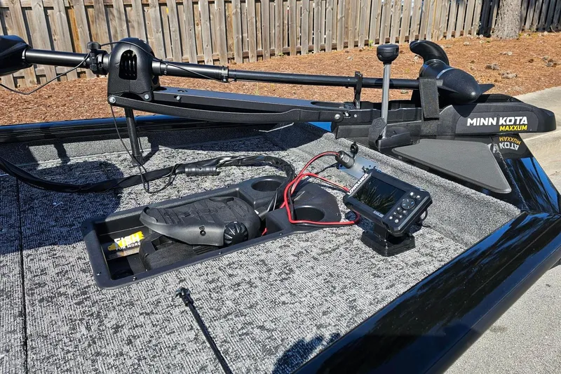 Slide: The Image of 2026 Tracker Pro Team 190 boat with Minn Kota Maxxum trolling motor and fish finder. - 8