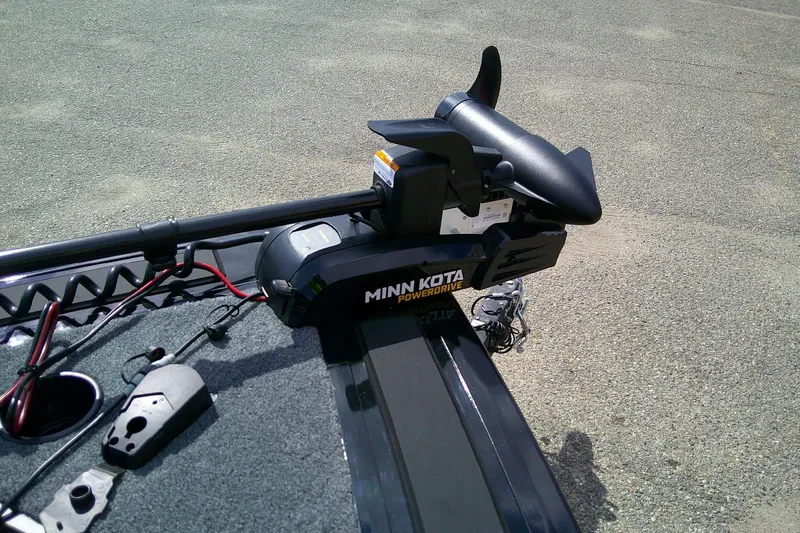 Slide: The Image of Minn Kota PowerDrive motor on 2026 Tracker Targa V-18 WT boat deck. - 7