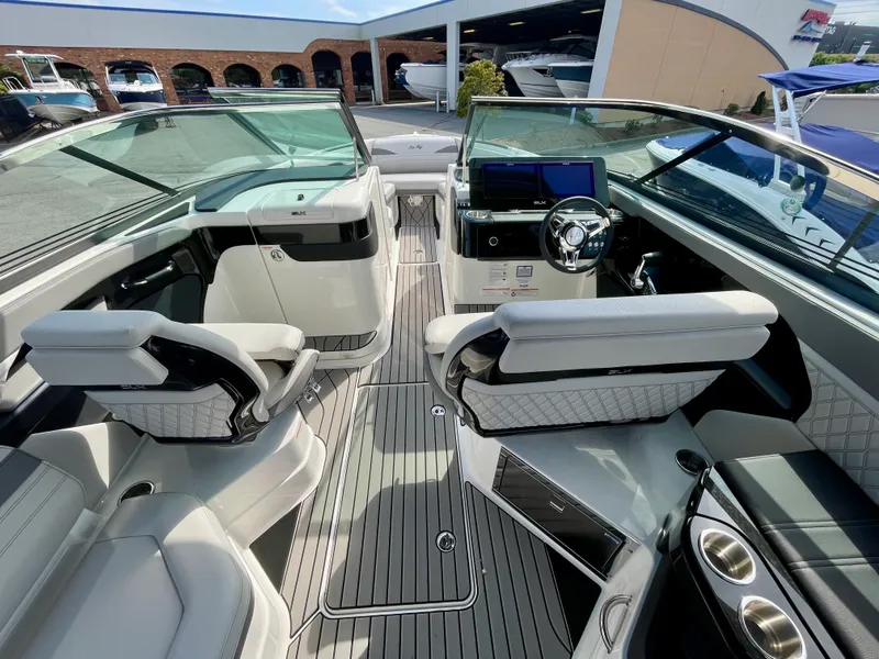 Slide: The Image of Sea Ray SLX 280 Outboard 2026 - 11