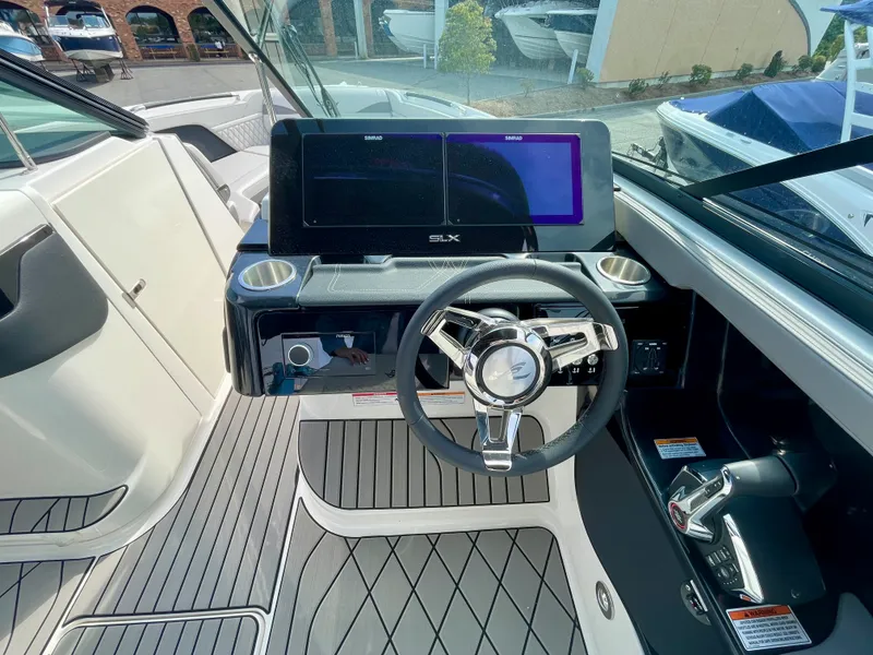 Slide: The Image of Sea Ray SLX 280 Outboard 2026 - 14
