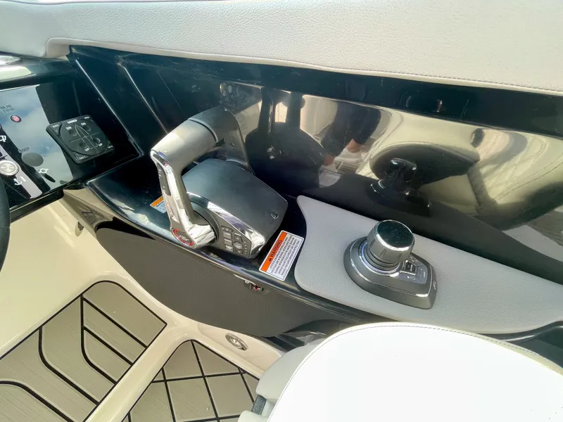 Slide: The Image of Sea Ray SLX 280 Outboard 2026 - 15