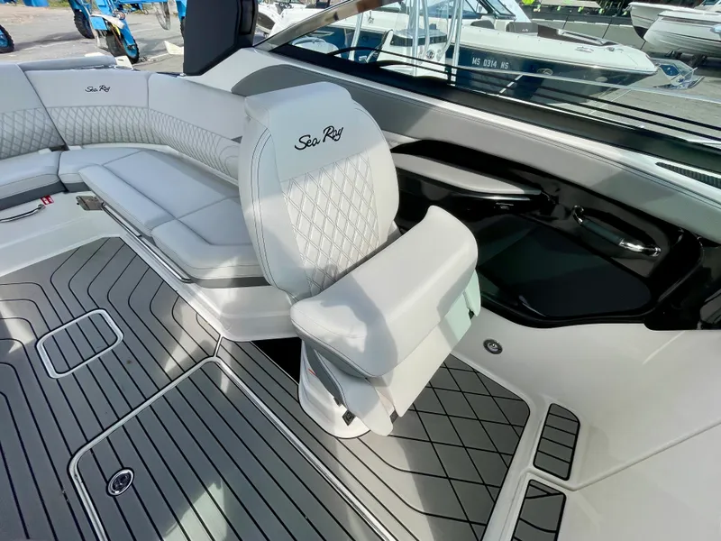 Slide: The Image of Sea Ray SLX 280 Outboard 2026 - 16