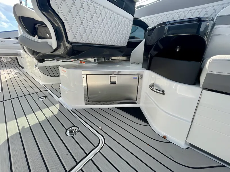 Slide: The Image of Sea Ray SLX 280 Outboard 2026 - 9