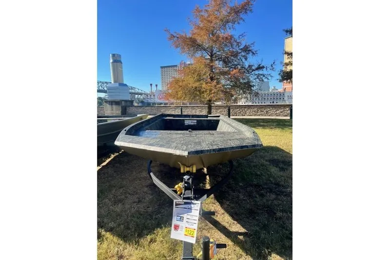 Slide: The Image of Tracker Grizzly 1860 Utility 2026 - 16