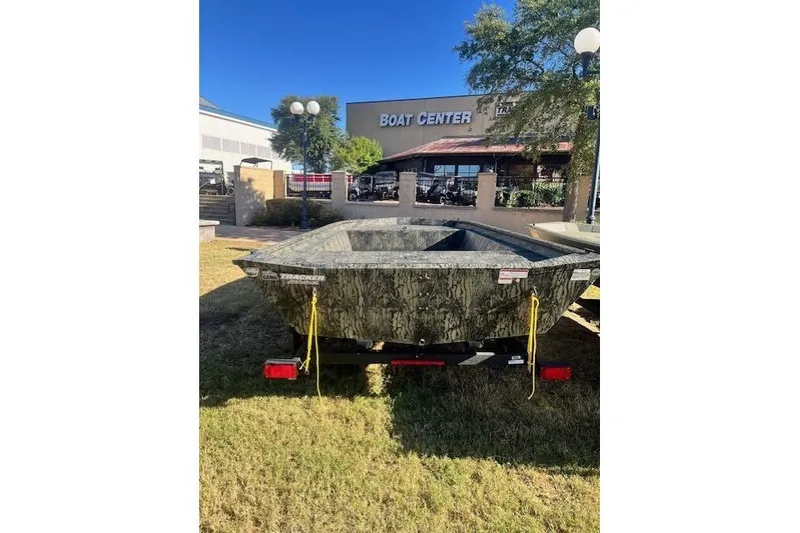 Slide: The Image of Tracker Grizzly 1860 Utility 2026 - 17