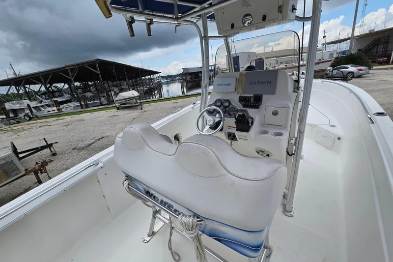Slide: The Image of 2004 Wellcraft Tournament Edition boat with Garmin and Lowrance equipment at a marina. - 4
