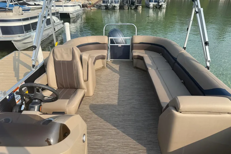 Slide: The Image of 2023 Bennington 24 SSR pontoon boat with spacious seating and modern design. - 4