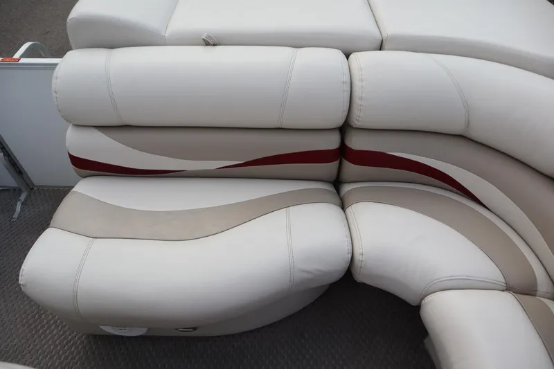 Slide: The Image of Cream and red seating on 2005 Crest 25 Caribbean boat. - 40