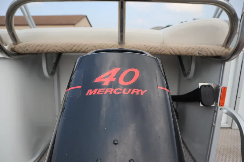 Slide: The Image of 2005 Crest 25 Caribbean boat with Mercury 40 horsepower engine. - 47