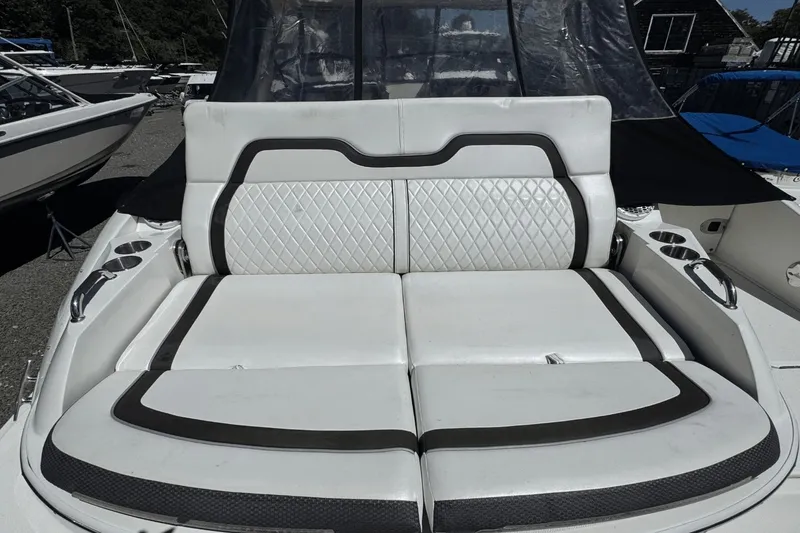 Slide: The Image of Sea Ray SLX 350 Outboard 2017 - 10